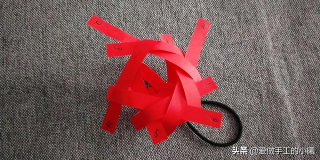 如何用一张纸折纸灯笼，如何用一张纸折纸灯笼视频（用四张纸条做成的折纸灯笼）