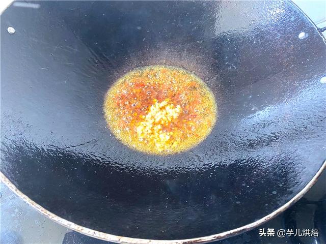 牛皮菜的功效与作用，农村人喂猪的主食蔬菜“牛皮菜”简单烹制成了四川人的美味下饭菜