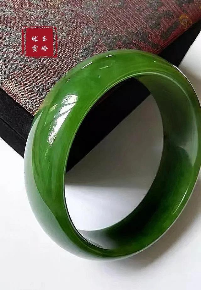 什么玉镯最好，什么玉镯最好有灵性养人（如何选择一款合适自己的玉手镯———玉手镯选择“五步法”）