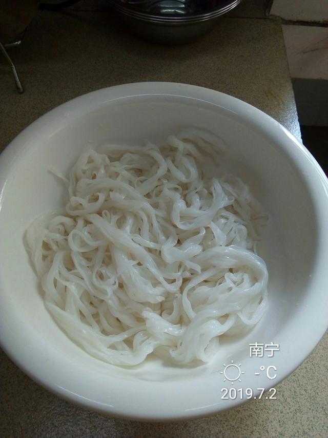  汤粉怎么做好吃，中午下班做个猪肉汤粉 