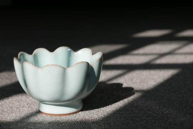 开片和冰裂有什么区别，汝窑怎么开片最漂亮（冰裂纹青瓷的成因与特色）