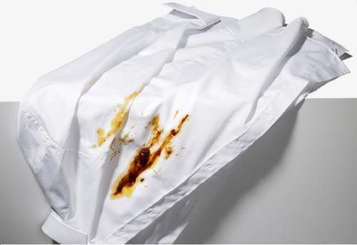 白衣服上的油渍怎么洗掉小妙招，白色衣服上的油渍怎样去掉（白衬衫不小心沾上油渍真头疼）