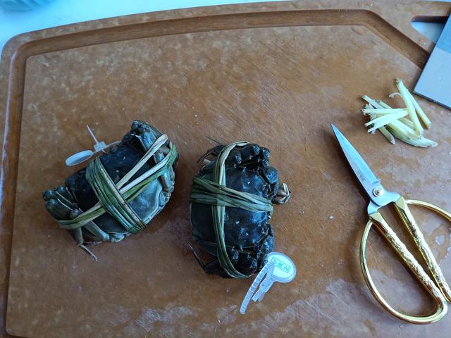 煮螃蟹要煮多久，电磁炉煮螃蟹要煮多久（加它们一起煮15分钟）