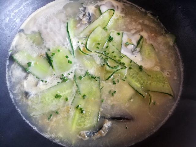 皮蛋黄瓜汤的做法，皮蛋汤怎么做汤才白（第一次喝这汤）