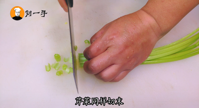 虾尾怎么做最好吃，虾尾怎么做好吃又简单（一口一个不吐壳）