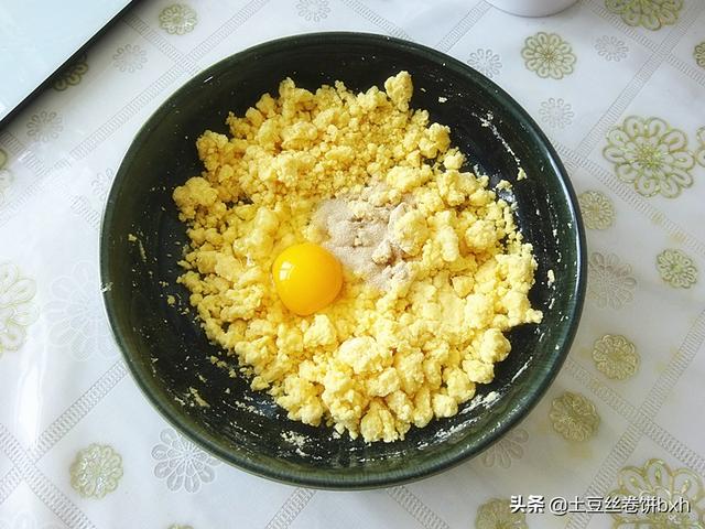 豆饼怎么做好吃，红豆饼的简单好吃做法（这个豆饼料太足）