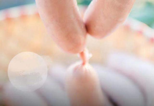 请问自制香肠如何配料或配方谢谢，自制香肠怎么配料（灌香肠配方，超详细的调料比例）