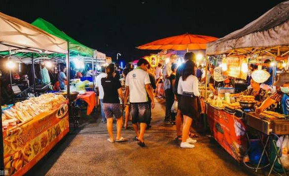 夜市摆摊卖什么最火爆，夜市摆地摊卖什么最火爆（摆摊就火的4种“地摊小吃”）