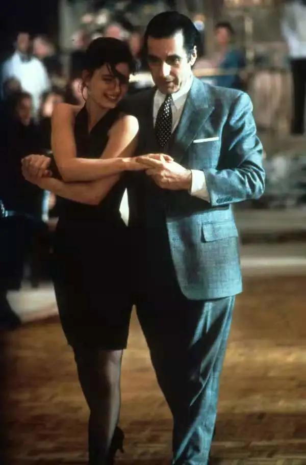 闻香识女人表达了什么，闻香识女人一般表达了什么（邂逅爱与人生价值的《闻香识女人》）