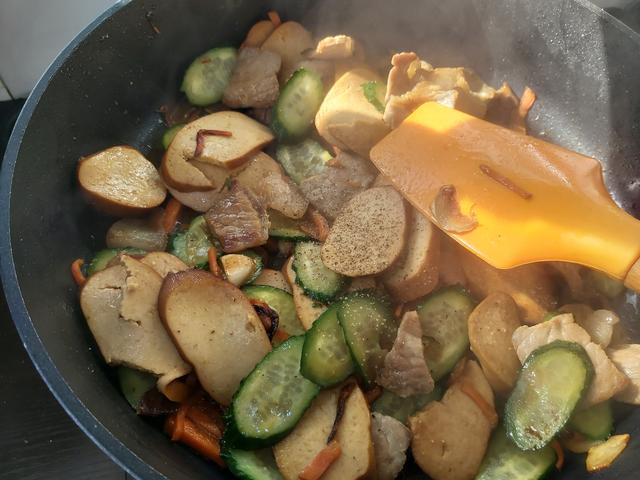 豆卷怎么炒好吃，炒豆卷的做法窍门（清新小炒之黄瓜炒豆卷）