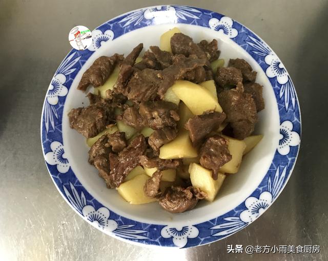 红烧牛肉炖土豆，红烧土豆牛肉的家常做法（这肉再贵也要买）