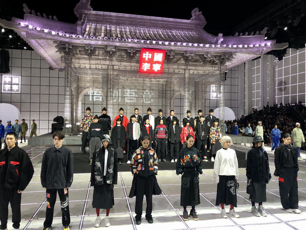 特步发布会中的PPT动画，特步广告语（新品融合中国元素获好评）