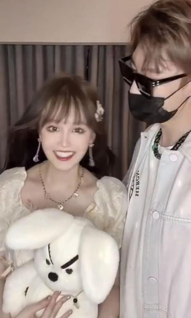 球球是谁，球球是谁的女儿（赵本山女儿球球与妈妈同框）