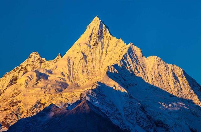 玉龙雪山海拔多少米，玉龙雪山海拔高度是多少米（云南这座山海拔不足6000米）