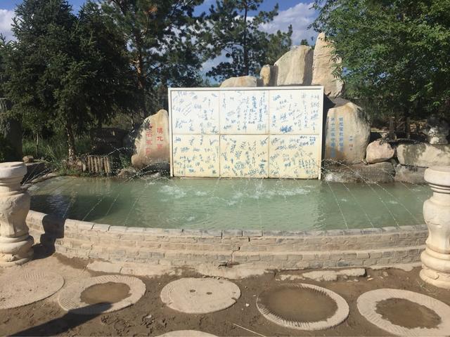 芳草萋萋的意思，芳草的意思（《宋词三百首》与《花间集》里的那些经典词句及释义）