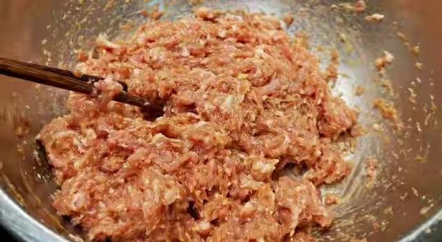 韭菜肉馅饺子怎么调馅，韭菜肉馅饺子怎么调馅更鲜窍门（牢记“3放2不放”韭菜碧绿不发黑）