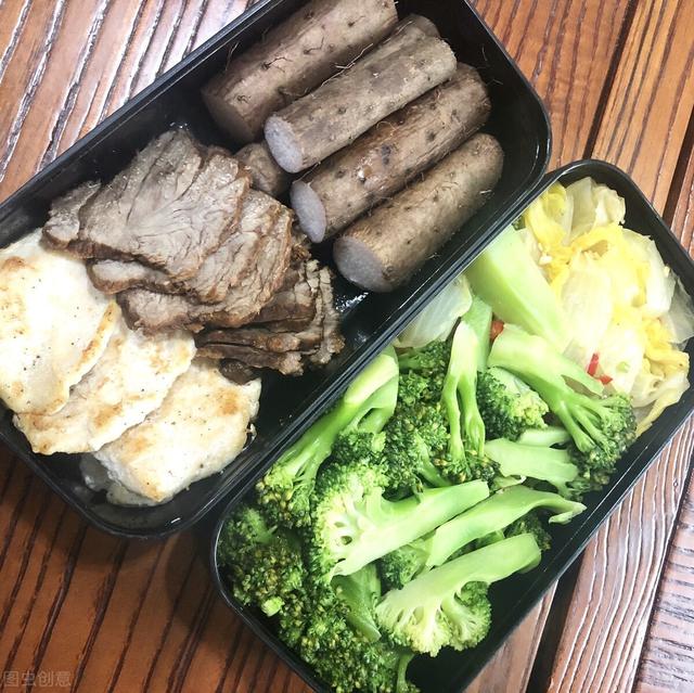 正常一日三餐摄入多少热量，正常一日三餐摄入多少热量可以减肥（减脂餐计划：一日三餐这么吃）