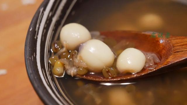 女性吃莲子好处和坏处，干莲子的正确食用方法（吃新鲜莲子）