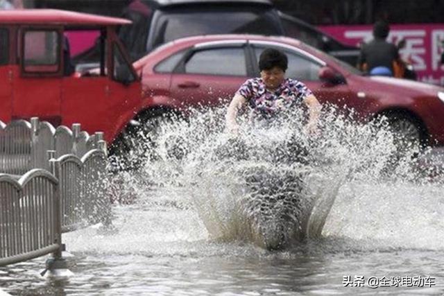 电动车淋雨会坏吗，电动车淋雨或泡水后还能骑吗