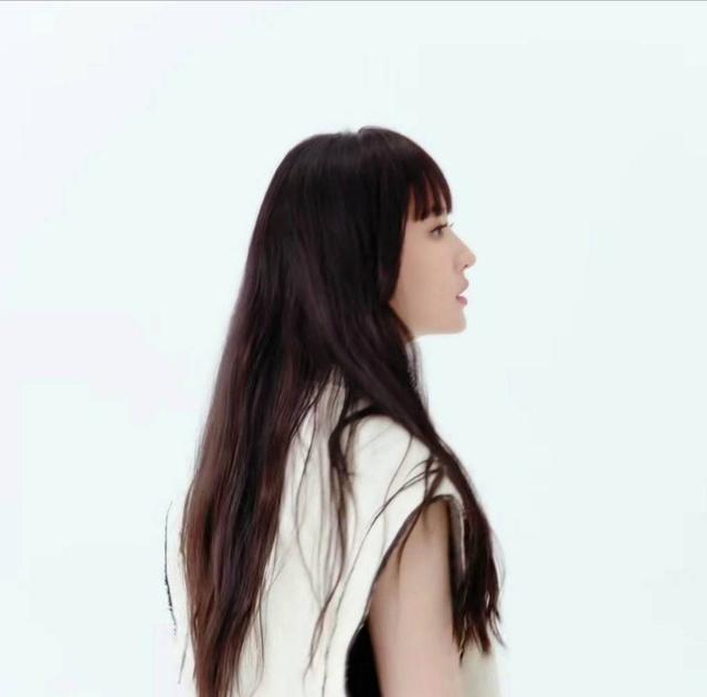 33岁刘亦菲挑战公主切造型，完美驾驭新发型（大胆尝试公主切刘海减龄又甜美）