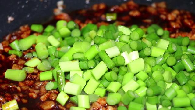 蒜苔炒肉末的正宗做法，分享个肉末炒蒜薹的家常做法