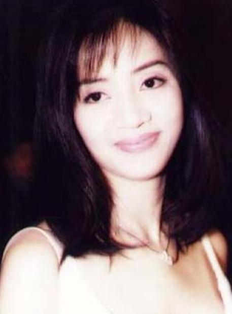 2003年梅艳芳去世，“他”为爱绝食，滴水未进，头七追随她而去