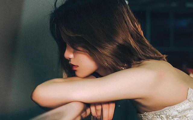 孤僻的人性格特点，性格孤僻的人的原因（四个性格特征就越是明显）