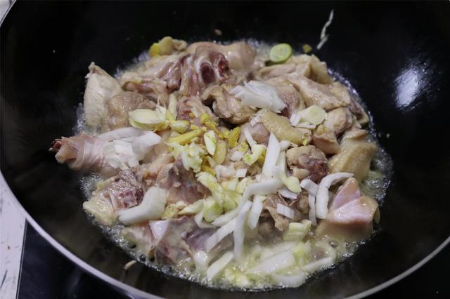 生炒鸡块怎么炒好吃，生炒鸡块怎么做好吃（鸡肉里外都香）