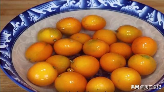 金钱桔要怎么吃，金钱桔子怎么吃（金桔这样吃太厉害了）