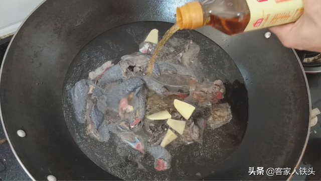 炖乌鸡怎么炖，怎么炖乌鸡汤（告诉你详细配方与做法）