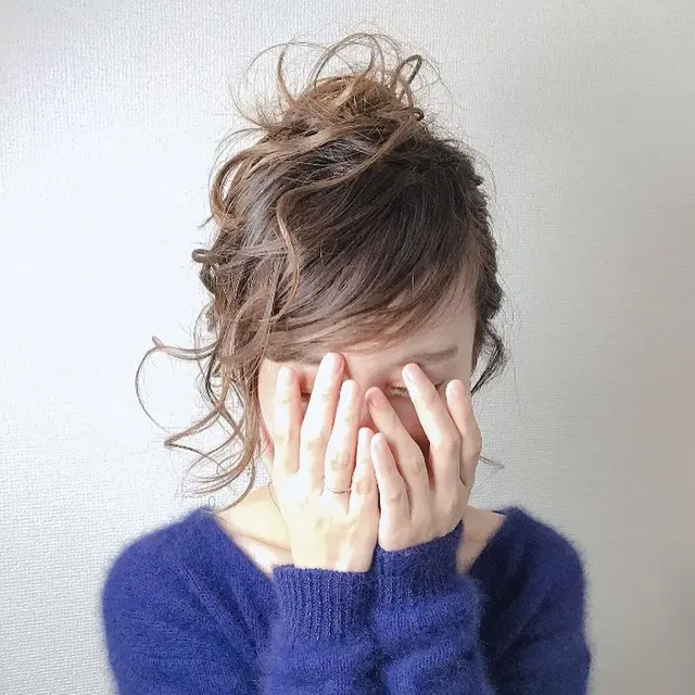 丸子头怎么扎出蓬松感，怎么扎丸子头好看又简单又蓬松（扎丸子头一不小心变“道姑”）