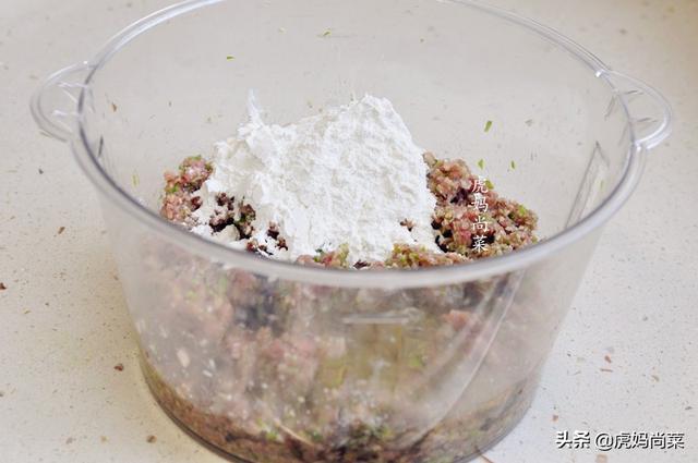 羊肉丸子火锅怎么做，羊肉丸子火锅的做法（做火锅羊肉丸子它是重要配料）