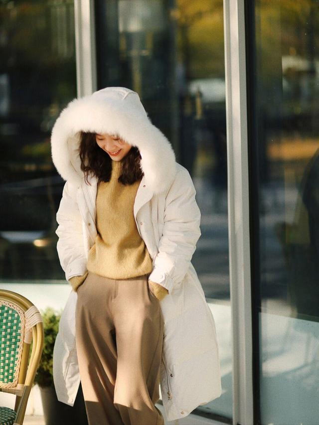 长款羽绒服图片，中长款羽绒服（这个冬天“长款羽绒服”又火了）