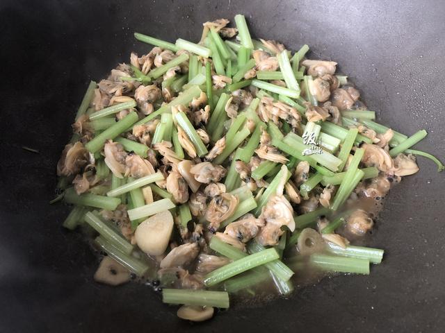 花甲肉怎么做好吃，花甲肉怎么炒（花甲这样吃太爽了）