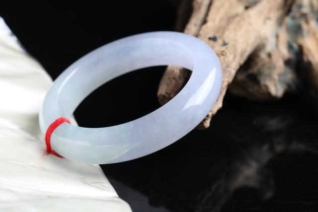 玉会越戴越透吗，为什么玉会越带越透（翡翠会越戴越透，这是错觉吗）