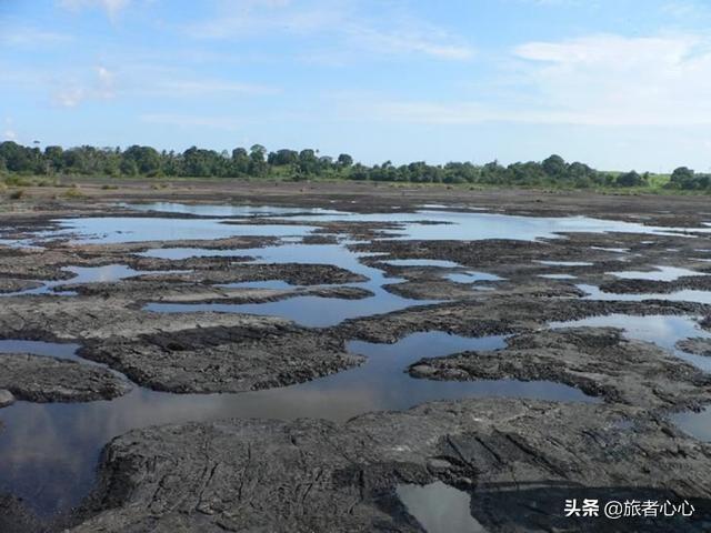 天然沥青湖，沥青湖是怎样形成的（这片湖深不见底却没有水）