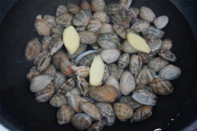 花甲肉怎么炒，炒花甲的做法视频（它和花甲一起炒是绝配）