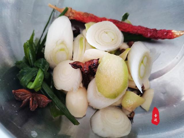 酥鱼的做法和配料，酥鱼的做法和配料炸鱼起（鱼刺变得绵软不必吐剌了）