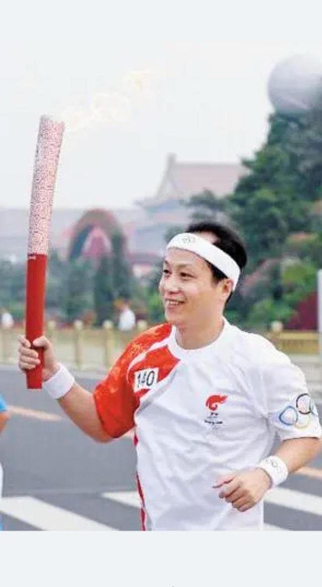 罗京追悼会全部过程，在罗京葬礼上哭到昏厥的妻子