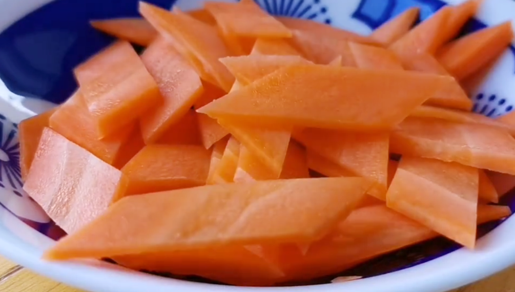 圖片[3]-【涼拌包菜雞蛋皮】做法步驟圖 解膩又解饞 家人愛吃-起舞食譜網(wǎng)