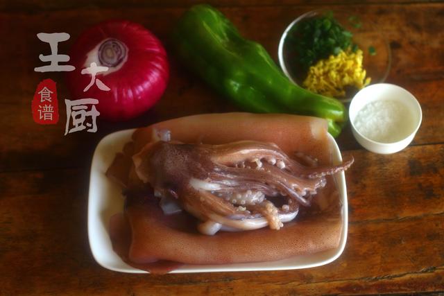 炒鱿鱼片鱼片的家常做法，爆炒鱿鱼片怎么做（洋葱爆炒鱿鱼的正确做法）