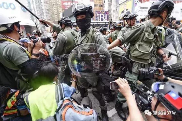 梦见自己被强行非礼，梦见被人非礼什么意思（冲突面前的香港“警花”）