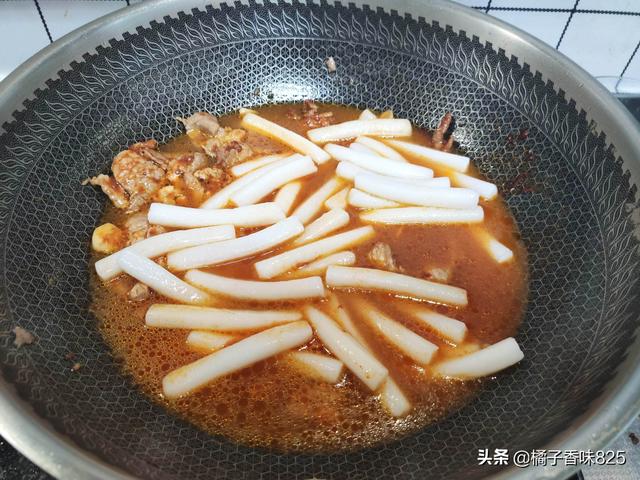 辣白菜炒年糕的家常做法，辣白菜与年糕天生一对