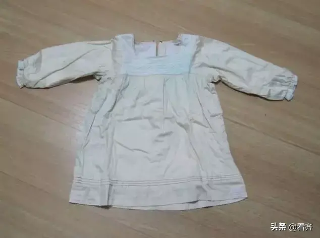 白色衣服染色了怎么洗才能变白，白色衣服染色了怎么洗才能变白红色（白色衣服不小心染到色，怎么洗）