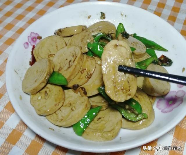 青椒炒素鸡的家常做法，青椒鸡怎么炒好吃家常做法（家常青椒炒素鸡）