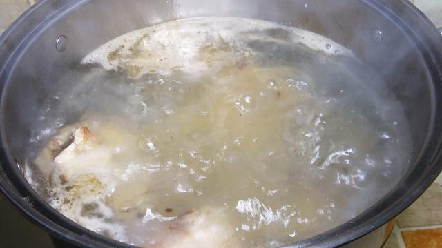 棒骨煮汤做法步骤，棒骨汤的做法与步骤窍门（炖大骨头汤别只知道焯水）