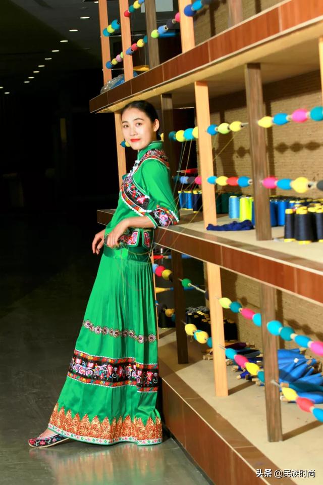 别具特色的布依服饰，别具特色的布依服饰作品（非遗复古风也能穿出时尚）