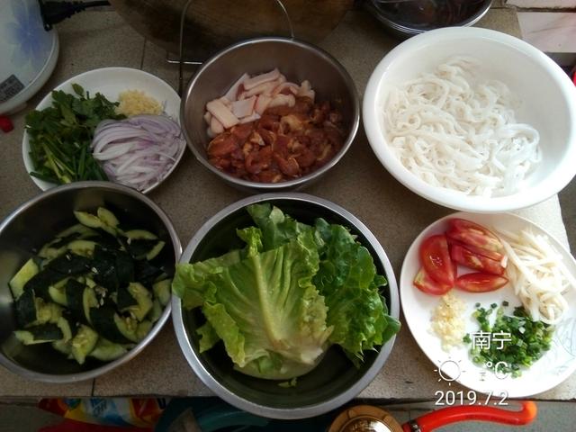  汤粉怎么做好吃，中午下班做个猪肉汤粉 