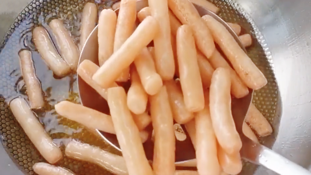 图片[7]-【江米条】做法步骤图 把糯米粉倒入滚烫开水里 出锅又酥又脆-起舞食谱网