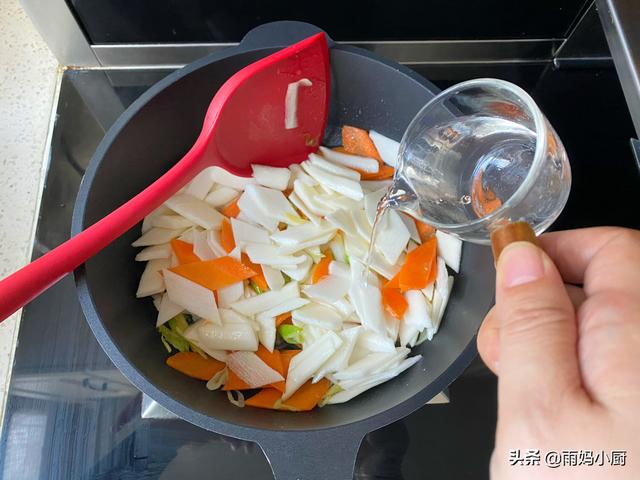 小白嘴山药怎么吃，小白嘴山药怎么吃最好（冬季家常养生菜小炒山药片）